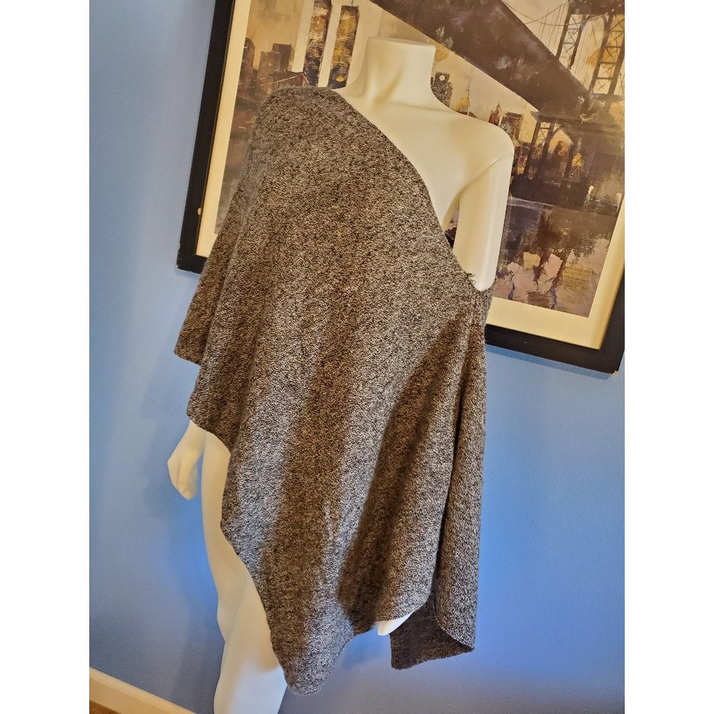In Cashmere Off-the-Shoulder Topper Black White